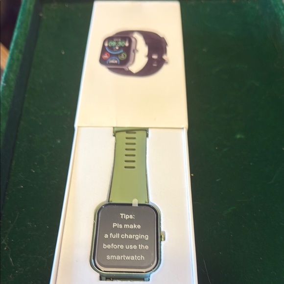 Modern Green Smartwatch with Sleek Design - Picture 1 of 3